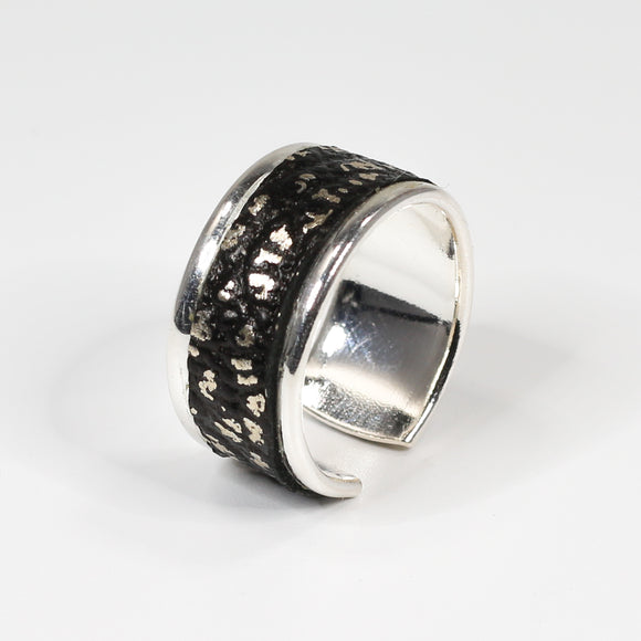 Bague en Cuir Noir et Doré Clair