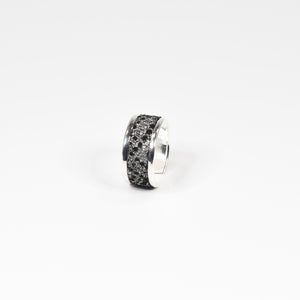 Bague en Cuir Gris et Noir Effet Serpent