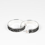 Boucle d'Oreilles en Cuir Gris et Noir Effet Serpent